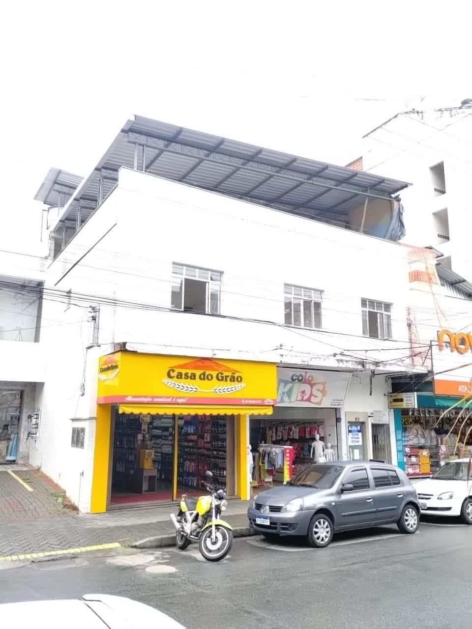 3 quartos, sala, cozinha, banheiro, área de serviço, terraço