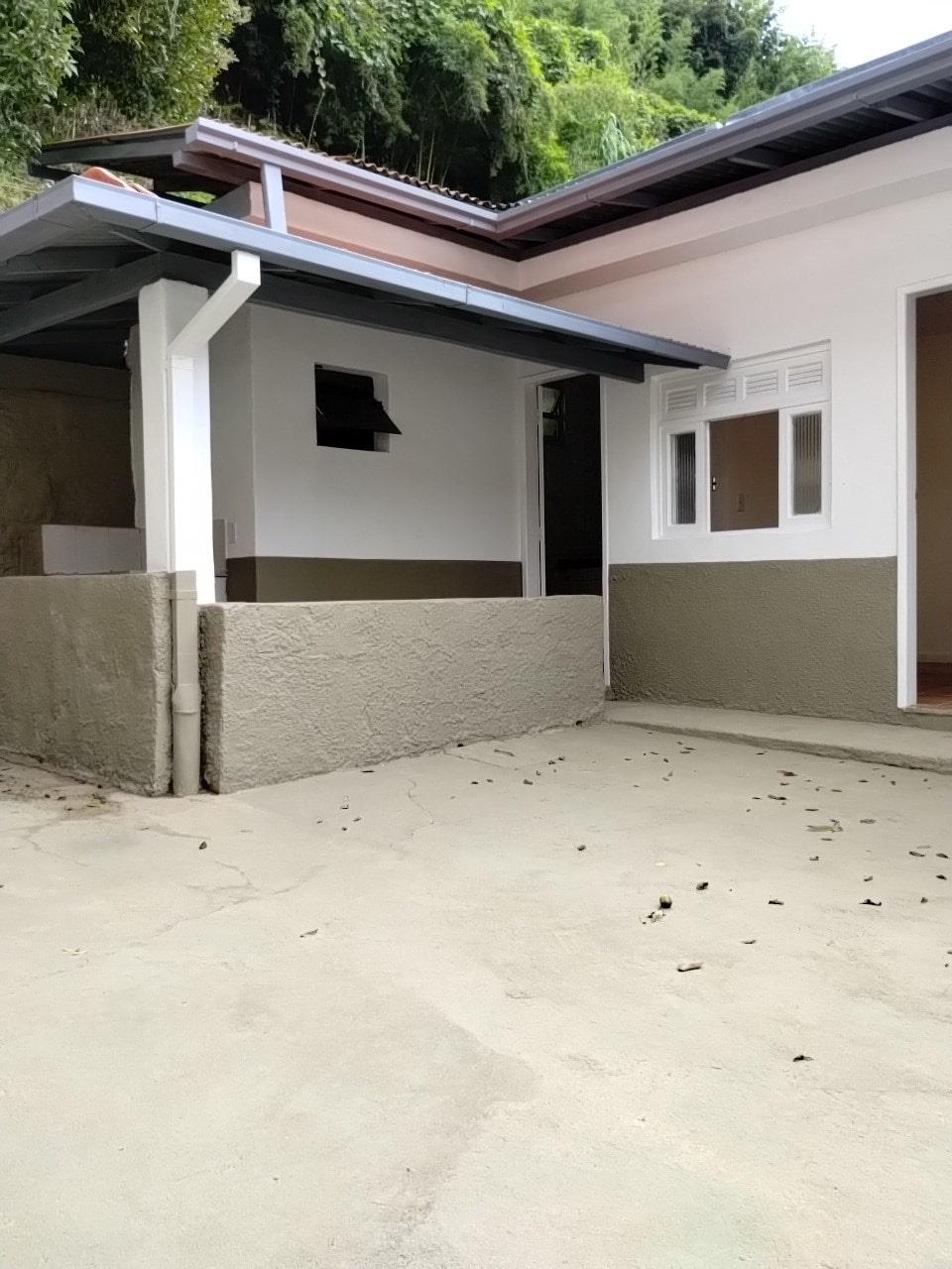 1 quarto casa, sem garagem, com quintal.